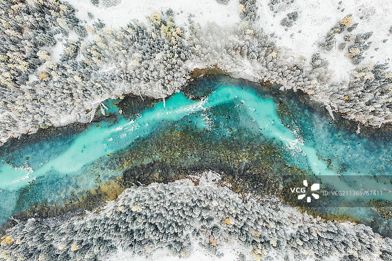 新疆阿勒泰布尔津喀纳斯景区喀纳河冬季雪景户外航拍鸟瞰图图片素材