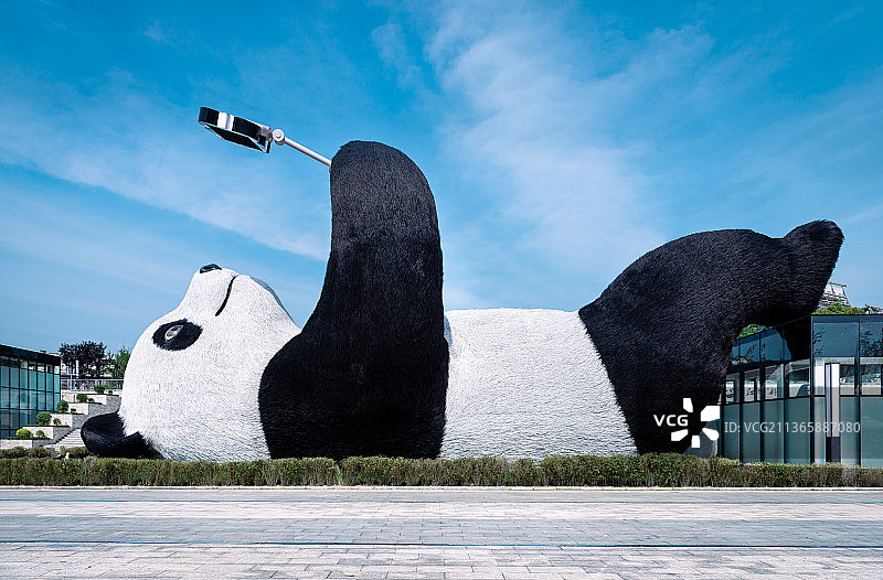 都江堰仰天窝自拍熊猫雕塑图片素材