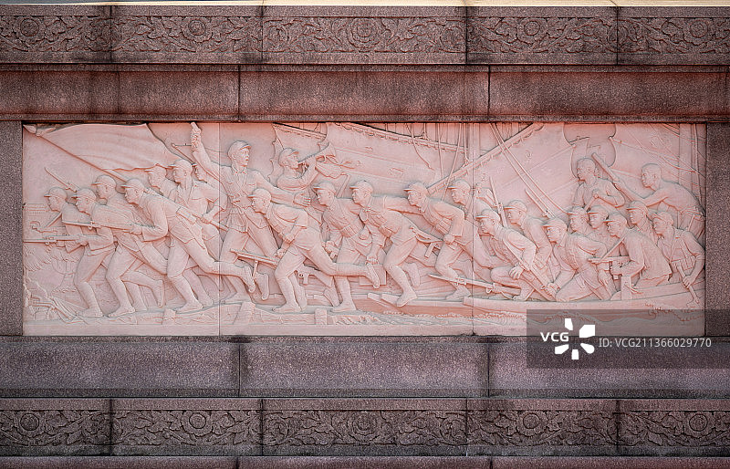 人民英雄纪念碑浮雕之胜利渡长江支援前线图片素材