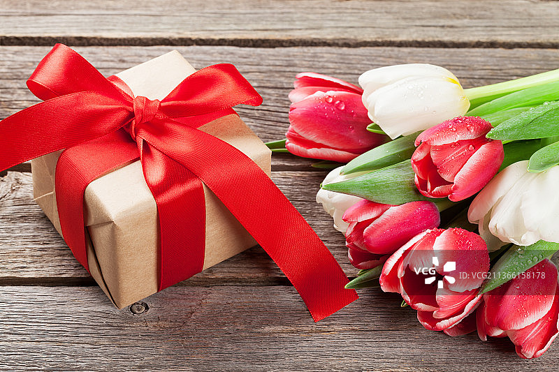五彩缤纷的郁金香花束和礼盒图片素材