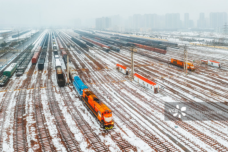 亚洲最大铁路货运编组场——郑州北站冬季雪景户外风光航拍视角图片素材