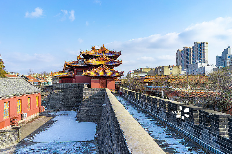中国山东泰安著名景点泰山风景区，岱庙行宫里的古代城墙和角楼图片素材