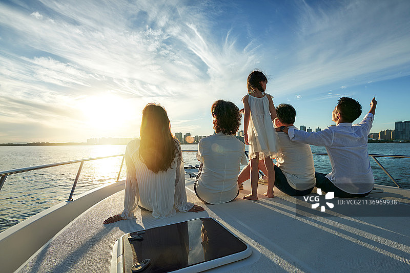 欢乐家庭乘坐游艇出海图片素材