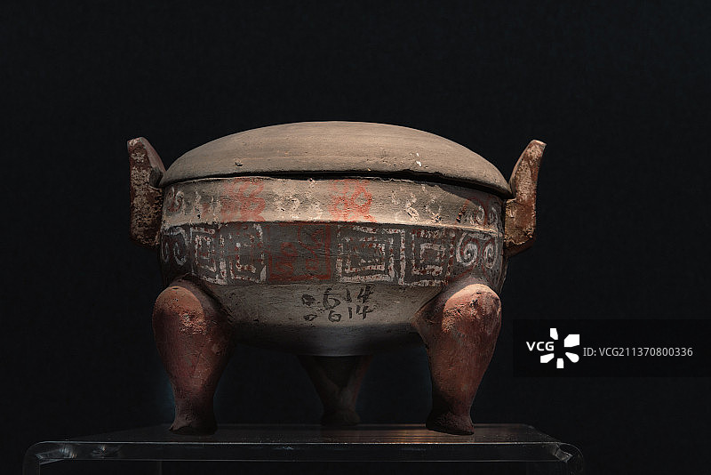 中国古代陶器，战国，彩绘卷云纹带盖陶鼎图片素材