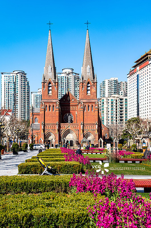 蓝天下初春清晨的上海徐家汇天主教堂图片素材