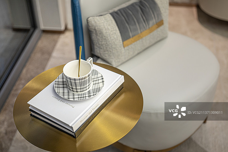 金色圆桌上的咖啡杯图片素材