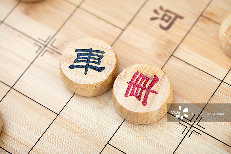中国象棋棋盘上对峙的车棋子图片素材