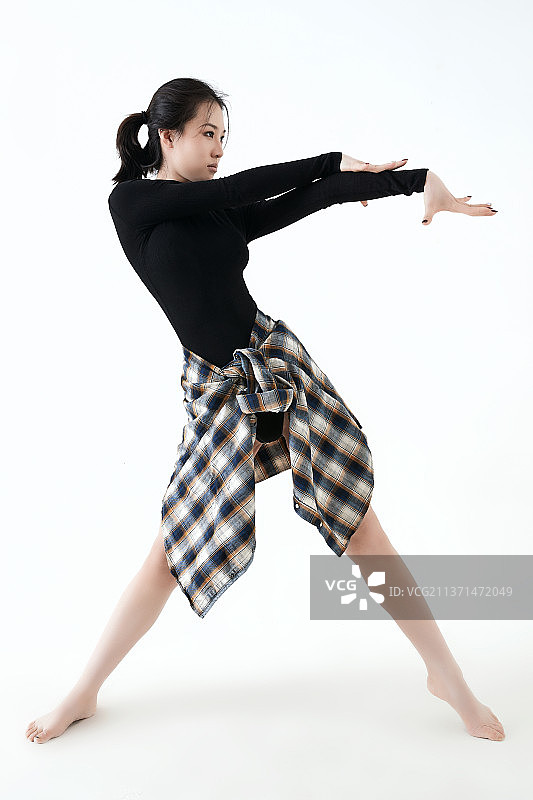 穿着黑色舞蹈服翩翩起舞的亚洲少女图片素材