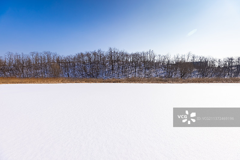 白雪覆盖的湖面图片素材