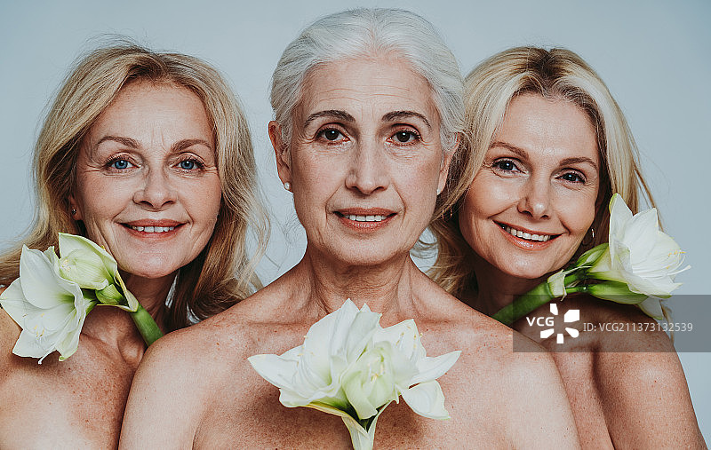 美丽的老年妇女摆姿势在美容照片会议图片素材