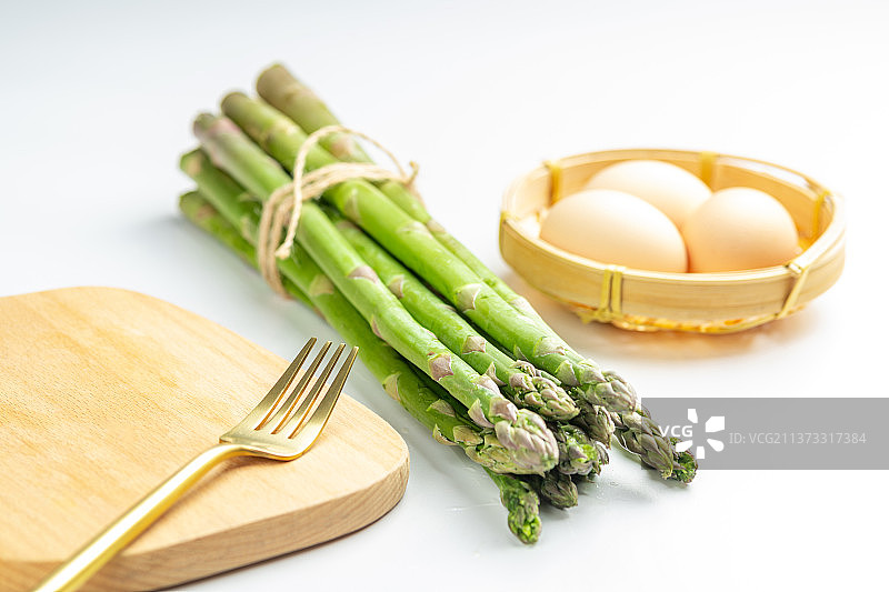 新鲜蔬菜芦笋特写白色背景图片素材
