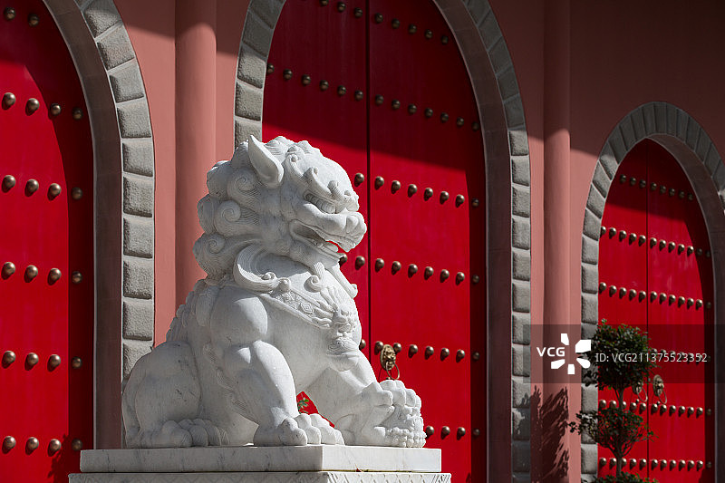 汉白玉石狮子与红色中国大门图片素材