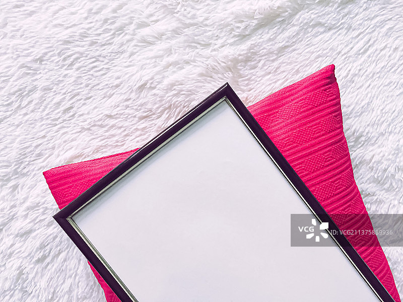 黑色木制框架和粉色枕头打印模型，豪华家居装饰图片素材
