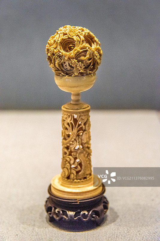 中国广州广东省博物馆馆藏清代雕龙花卉象牙球图片素材