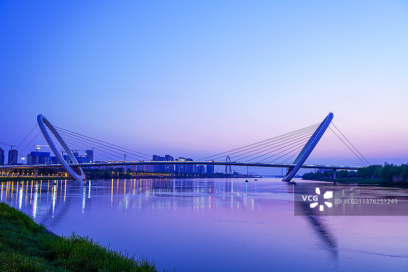 南京河西建邺区南京眼步行桥的夜景风光图片素材
