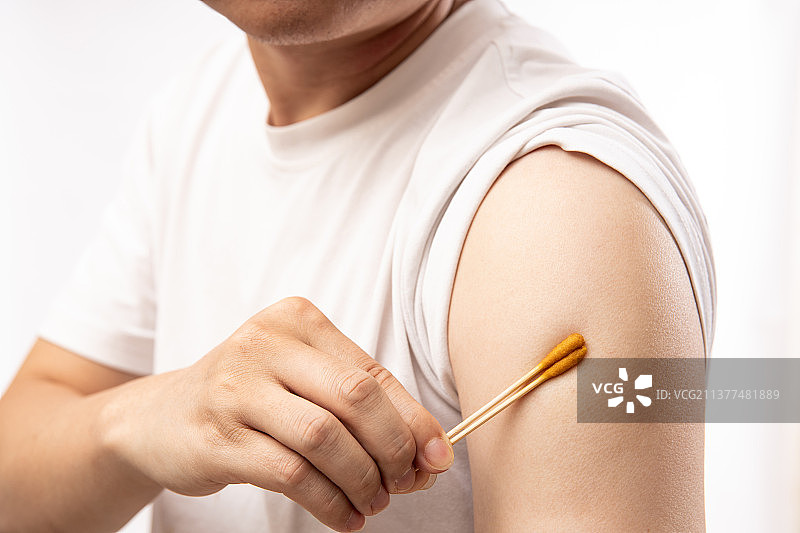 成年男性在肩膀接种疫苗图片素材