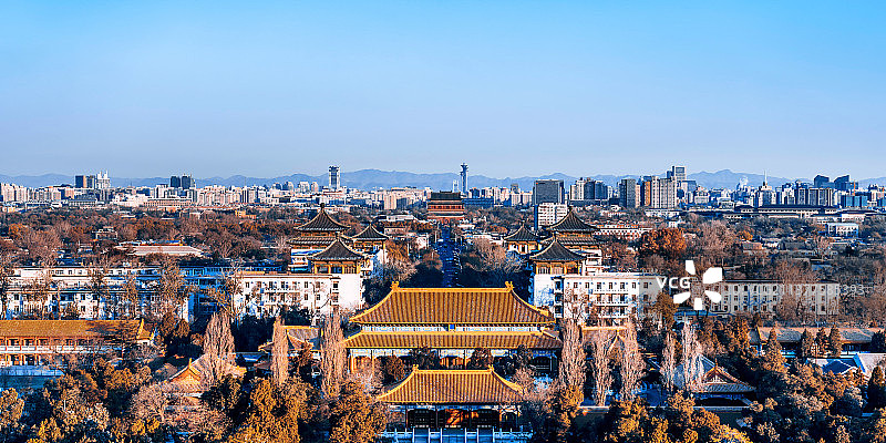 中国北京景山公园寿皇殿和鼓楼中轴线城市高视角风光图片素材