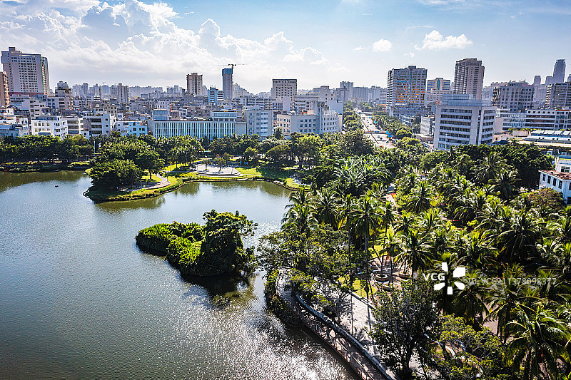 海南岛海口市龙华区海口人民公园蓝天白云风景图片素材