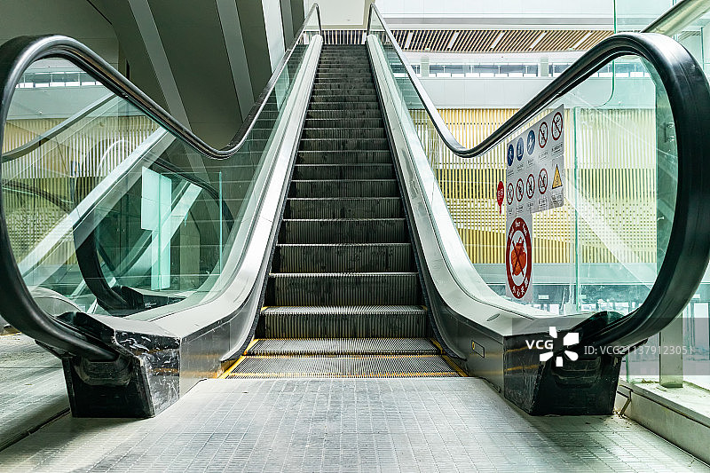 中国城市建筑公共设施拍摄主题，低视角拍摄电动扶梯，户外无人图像摄影图片素材