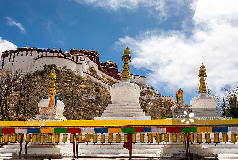西藏拉萨宗角禄康公园布达拉宫图片素材