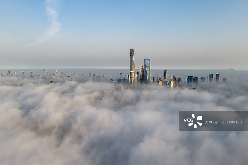 航拍平流雾下的上海市陆家嘴地区的风光图片素材