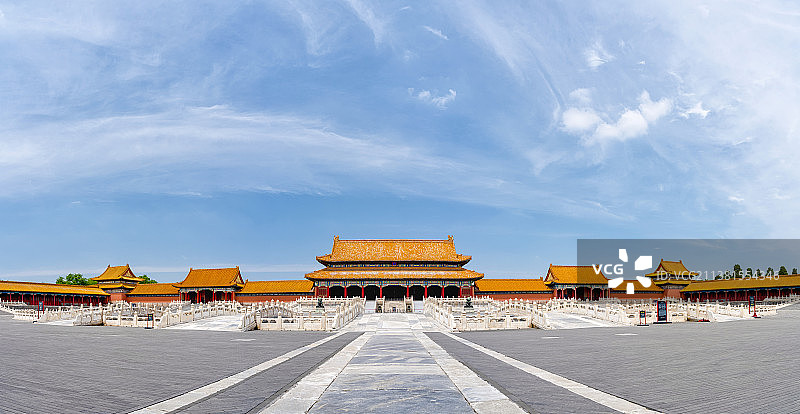 蓝天白云下的北京故宫太和门广场全景图片素材