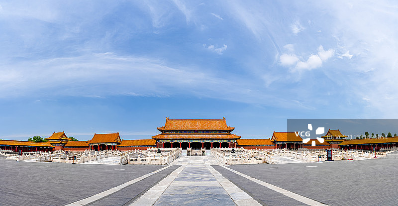蓝天白云下的北京故宫太和门广场图片素材