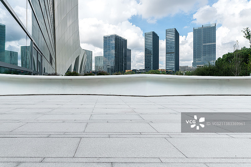 空白地面与现代城市建筑群图片素材