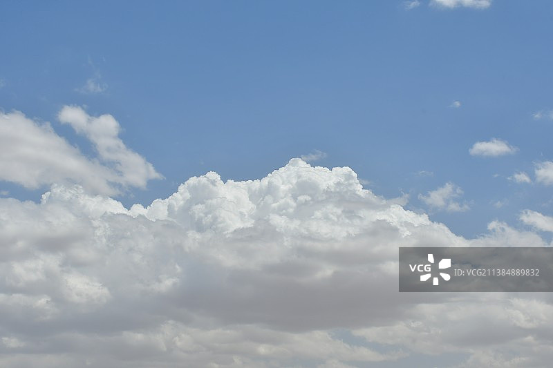 天空中云层的低角度视图图片素材