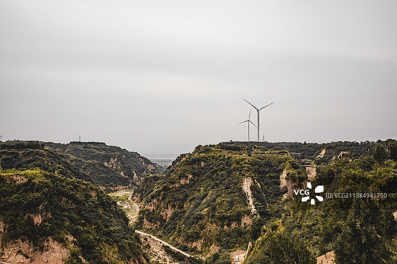 郑州黄河岸边的风力发电机图片素材