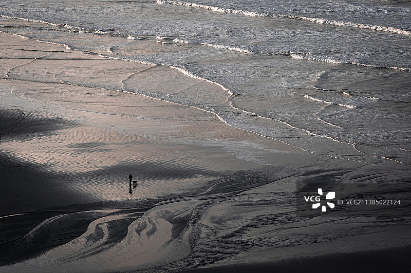 海岸和波浪，在海滩上行走的人的高角度视角，堤道海岸和峡谷，英国，英国图片素材