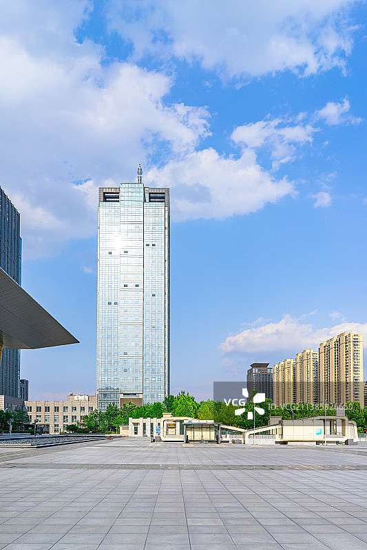 中国山东省泰安市泰山会展中心泰安市政服务中心办公大楼，对面是日报社传媒大厦，户外无人图像摄影图片素材