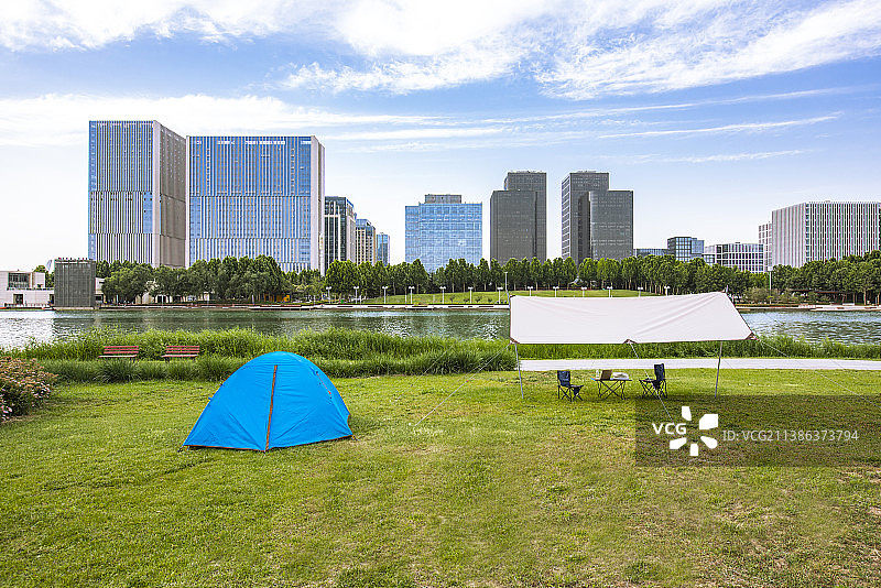 城市户外草坪上帐篷露营自然风光图片素材