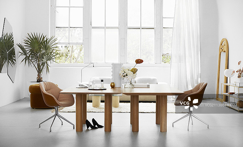 两张桌子，白色的贝壳椅，室内通风图片素材
