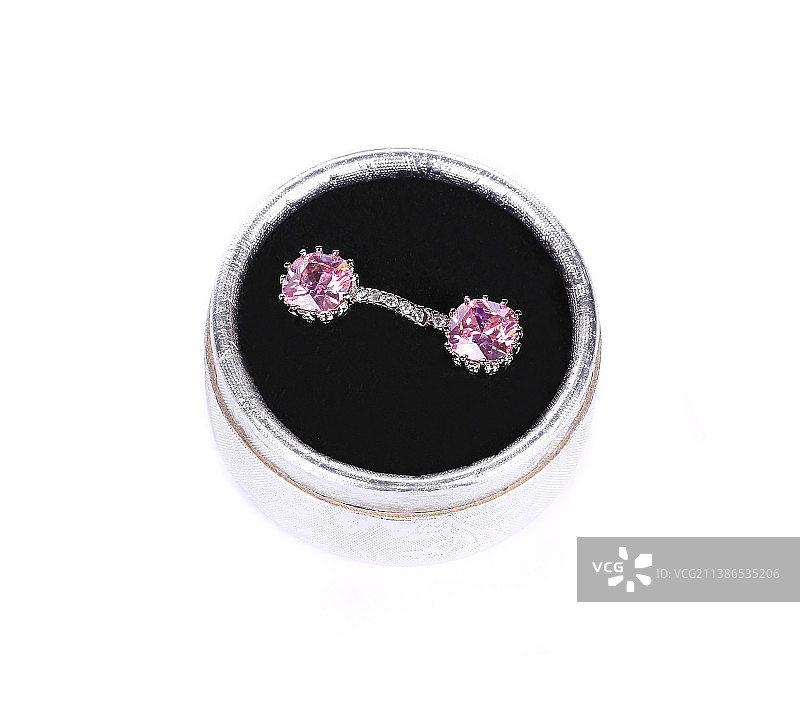 耳环与紫色紫水晶宝石在白色背景，摩尔多瓦图片素材