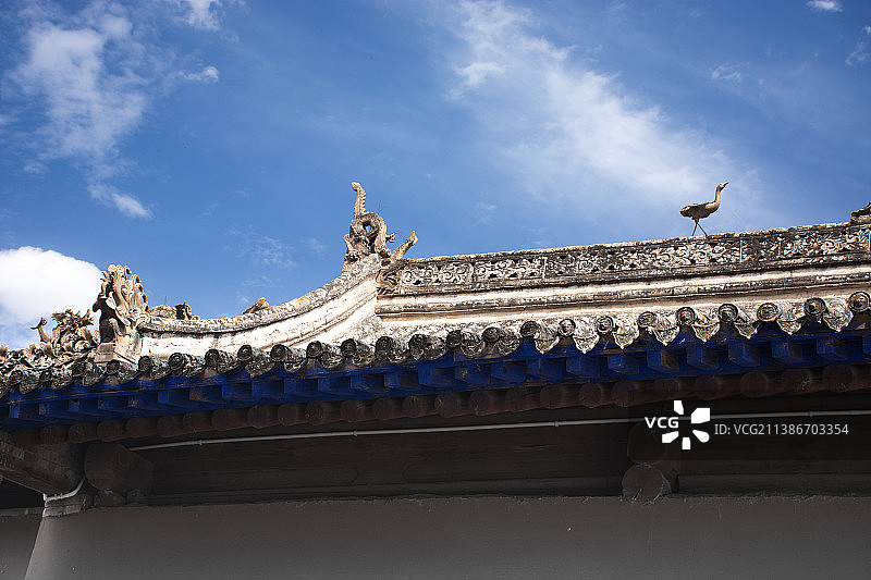 甘肃省定西市陇西县李家龙宫李氏宗祠的古建筑屋檐上的雕刻物图片素材