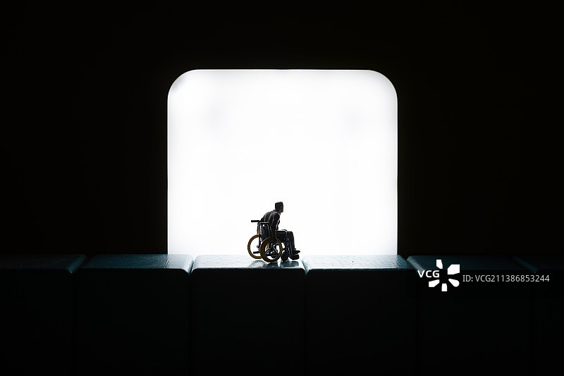 夜晚剪映孤独坐轮椅的老人图片素材
