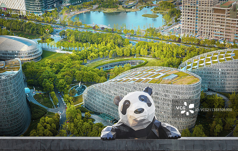 成都金融区俯拍的熊猫爬墙图片素材