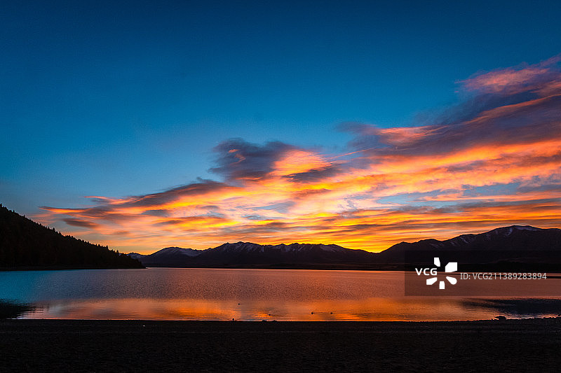 新西兰，泰卡波湖，日落时逆天的湖景图片素材