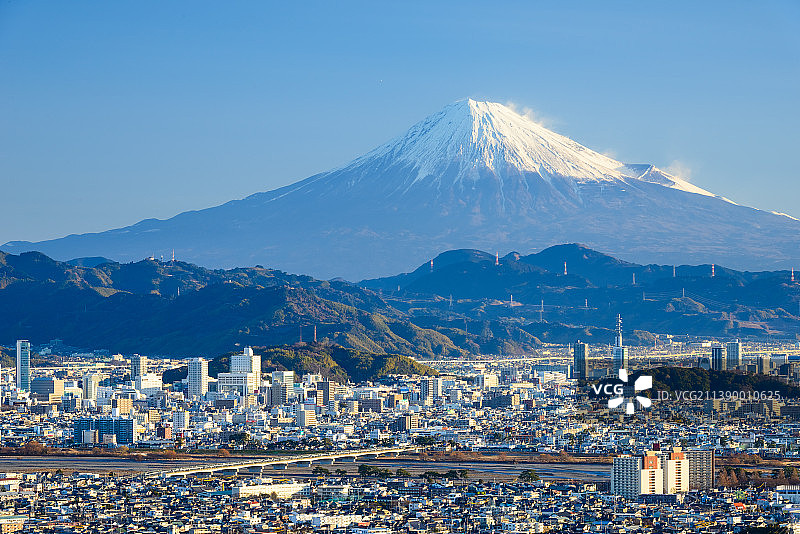 富士山与静冈市的城市景观图片素材