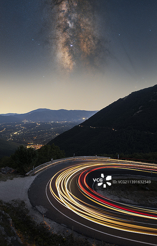 高角度的看法光在道路上对天空在晚上，阿布鲁佐，意大利图片素材