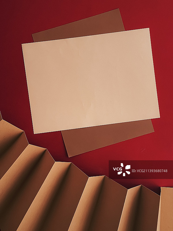 米色和棕色A4纸作为办公文具flatlay，豪华图片素材