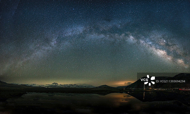 青藏高原上空壮观的银河风光图片素材