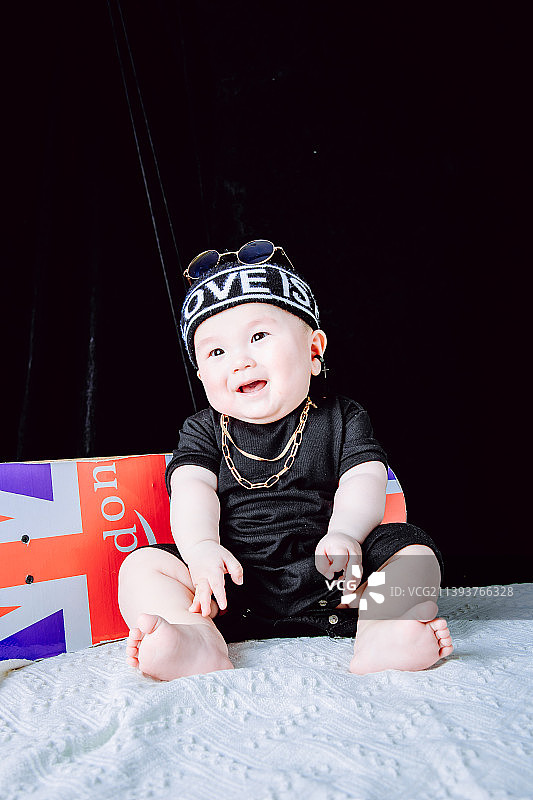 打扮时尚炫酷的男婴宝宝肖像特写图片素材