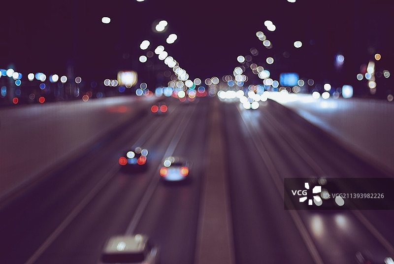 夜间道路交通的高角度视图图片素材