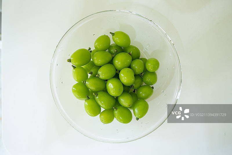 玻璃碗中晶莹剔透的绿葡萄图片素材