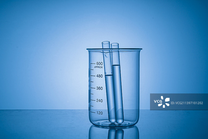 实验室中装有化学液体的玻璃容器图片素材