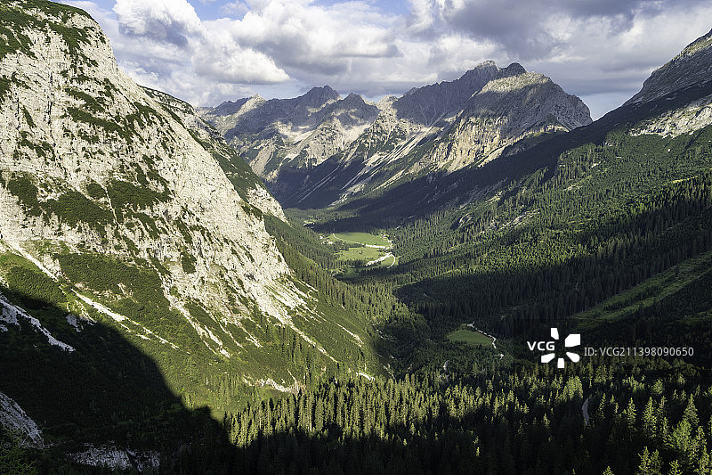 奥地利卡温德尔豪斯，山景映衬着天空图片素材