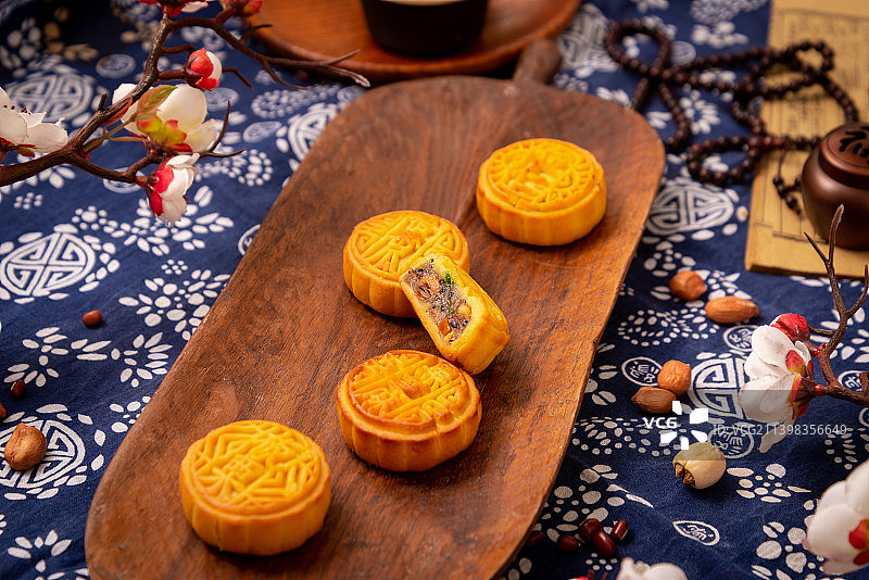 复古木桌上的中秋节美食月饼图片素材