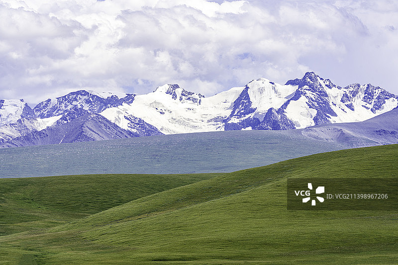 新疆独库公路上的雪山草原风光图片素材